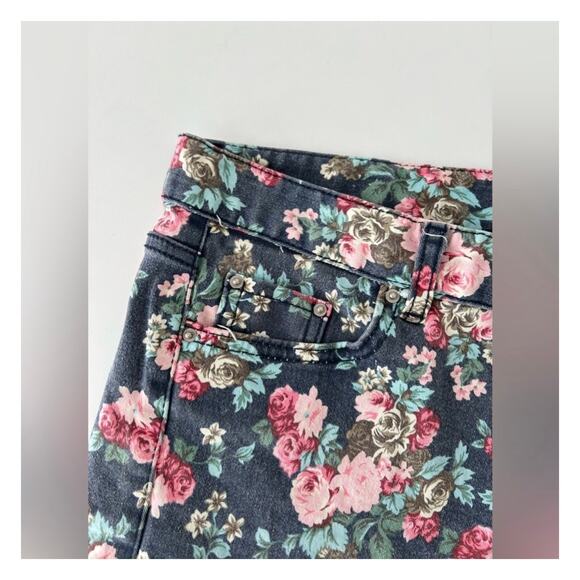 Women’s Denim Shorts, Floral Print, Size XS-S - Picture 4 of 8